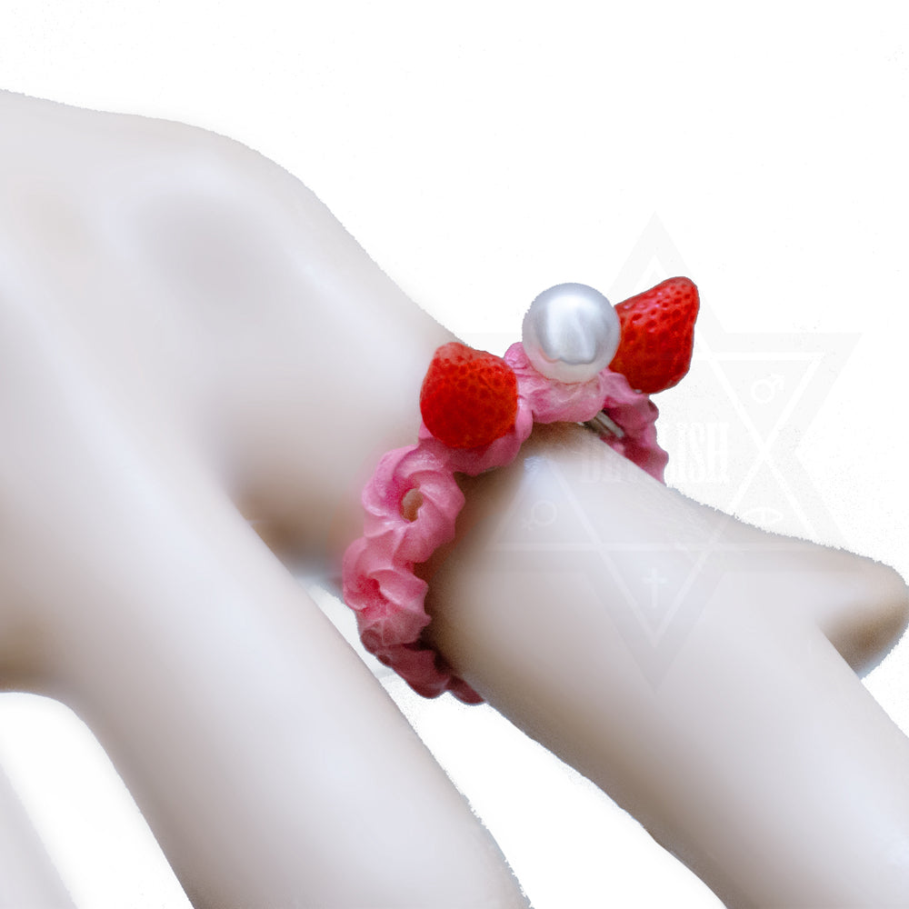 Strawberry cake ring
