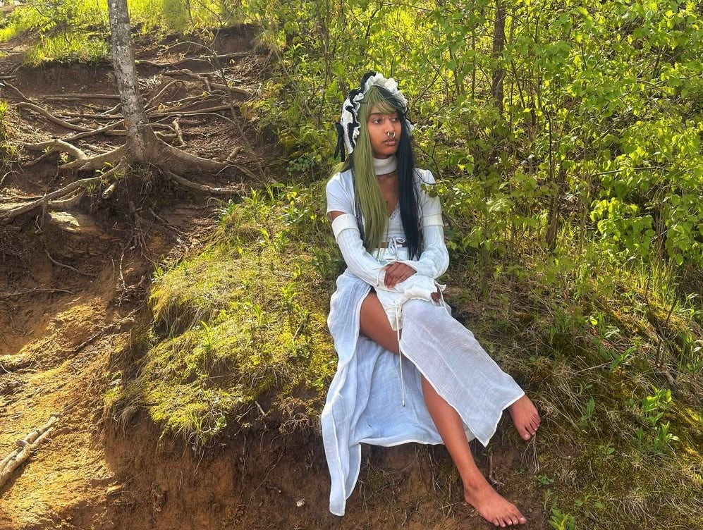 White curse bonnet *