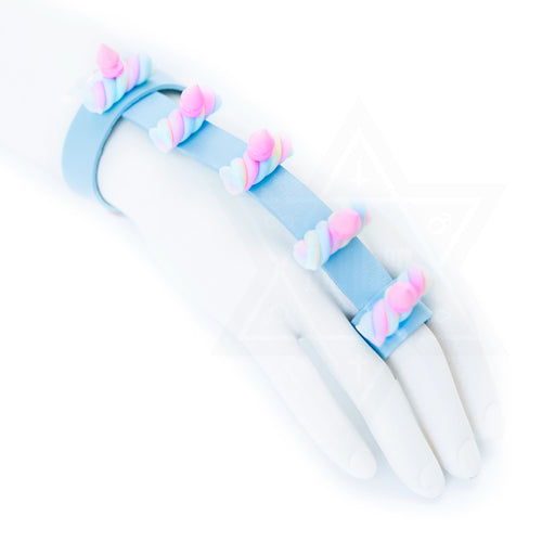 Marshmallow hand harness
