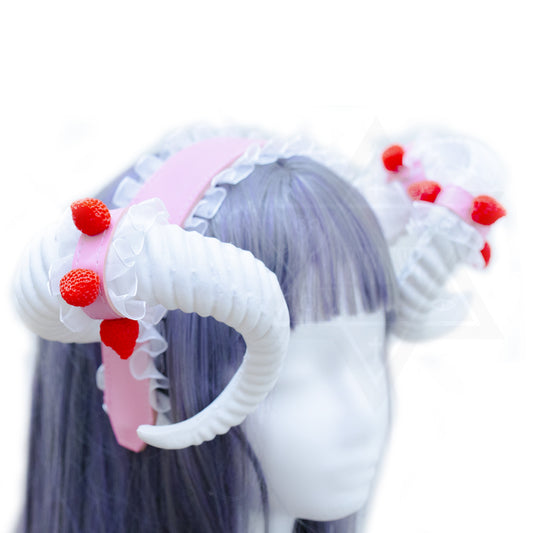 Strawberry cake horns*