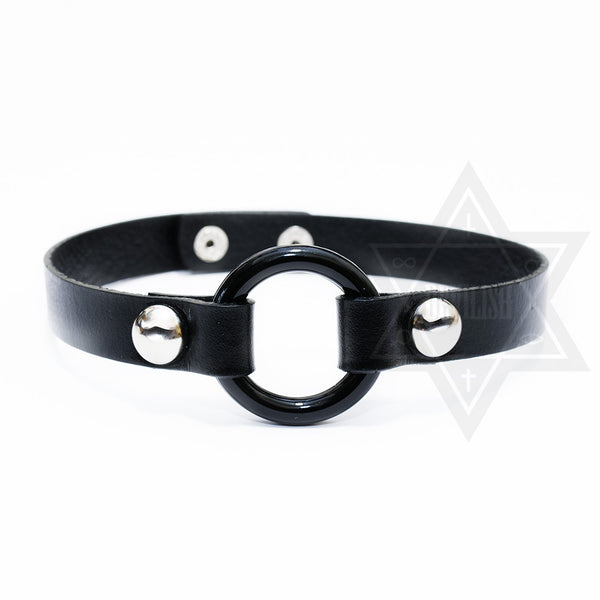 Pure black/white choker