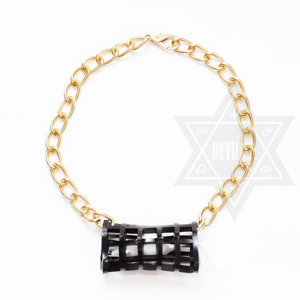 Trapped necklace