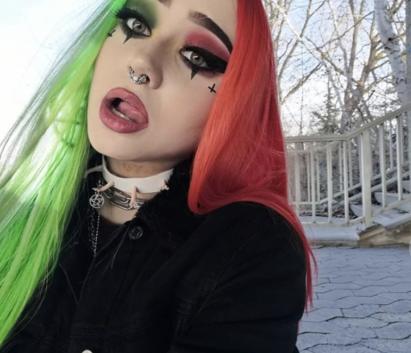 Dark moment choker*